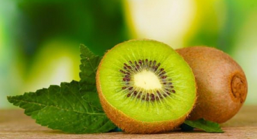 Výhody a poškození kiwi pro lidské zdraví a kdy je lepší jíst ovoce, kosmetologické recepty